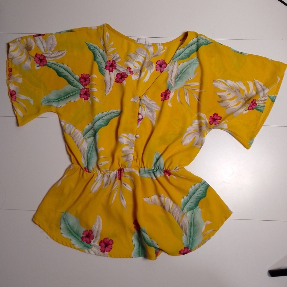 Sienna sky Yellow Floral top Size Medium Batwing Elastic Waist Button Up